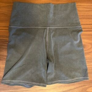 Vuori Women's High-Waisted Charcoal Bike Shorts 5” inseam